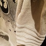 Cold-shoulder sweater's sleeve detail
