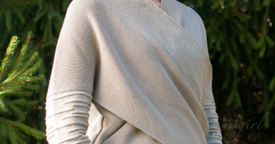 Rey Sweater Musterbrand reviewed by Kay on FANgirl Blog